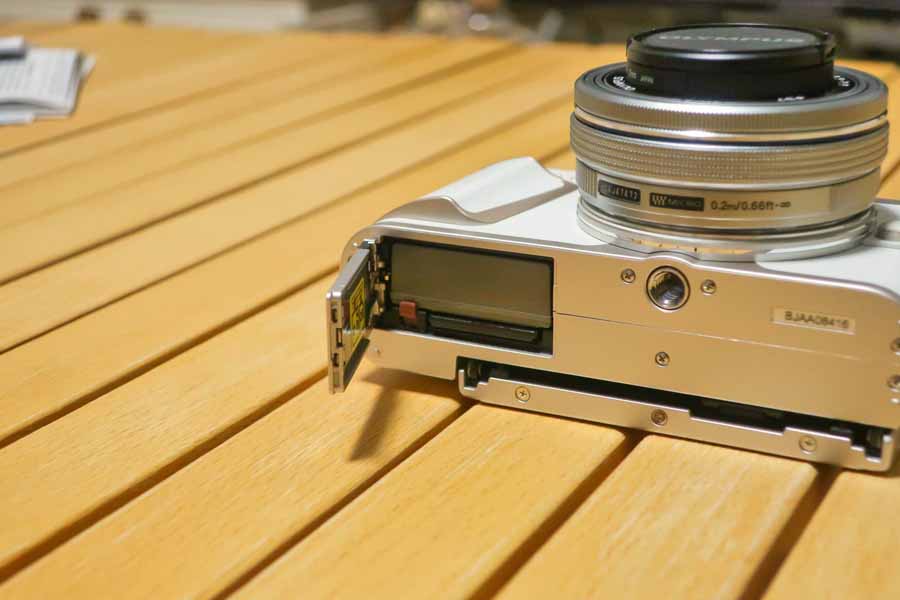 PEN E-PL10 カード／バッテリー収納部