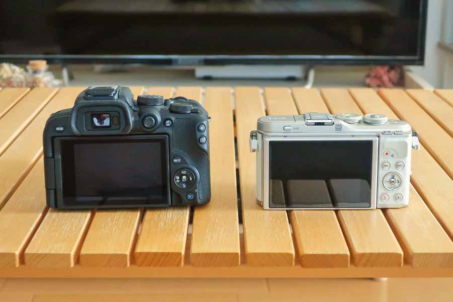 EOS R10 PEN E-PL10 裏面 (液晶パネル) 比較