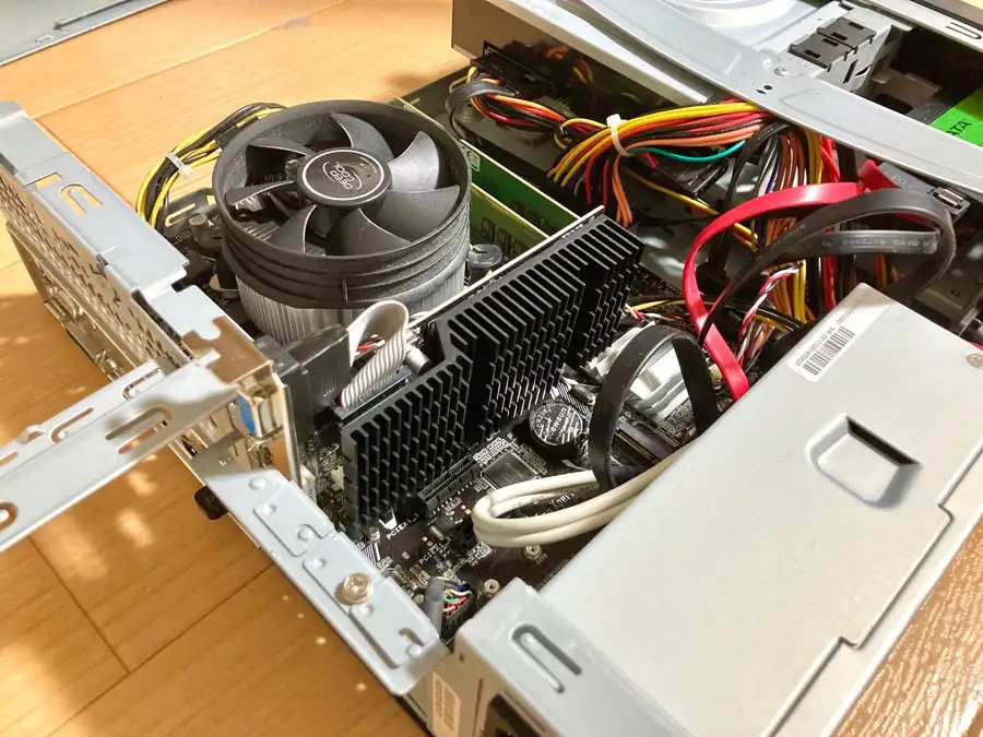 スリムタワー型PCにGT 710を挿す