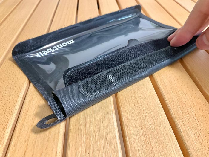 巻き付けて表と裏のマジックテープをくっつける