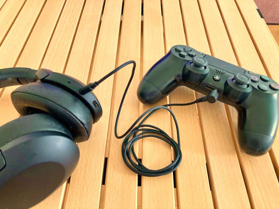 WH-H910NとDUALSHOCK 4をAUXケーブルで接続
