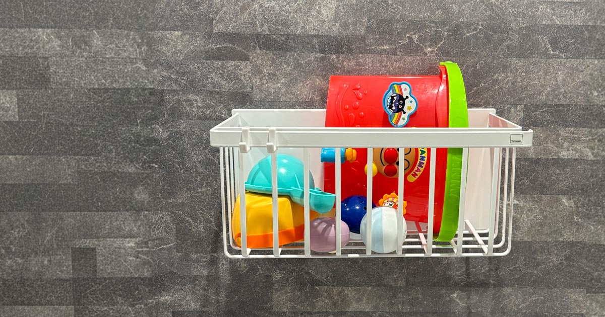 風呂のおもちゃ収納にもなる山崎実業のバスルームバスケット